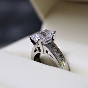 1K BRILLIANT  CUT CUBIC ZIRCONIA IN 14K WHITE GOLD